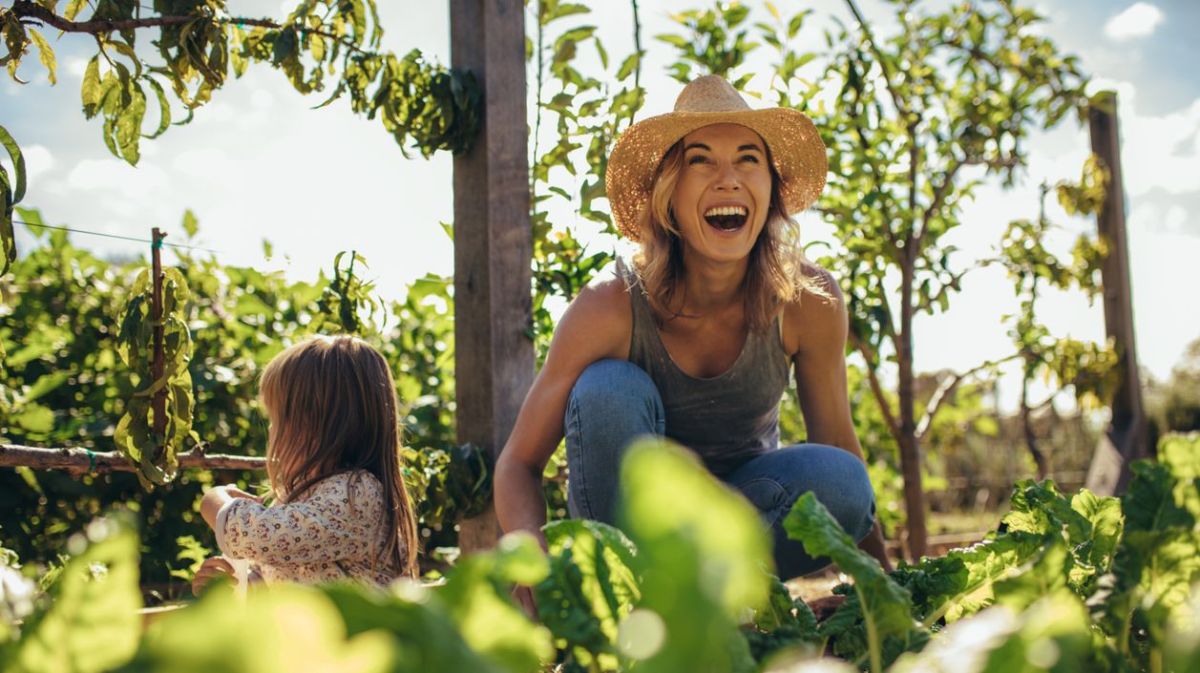 Lachende Frau im Garten