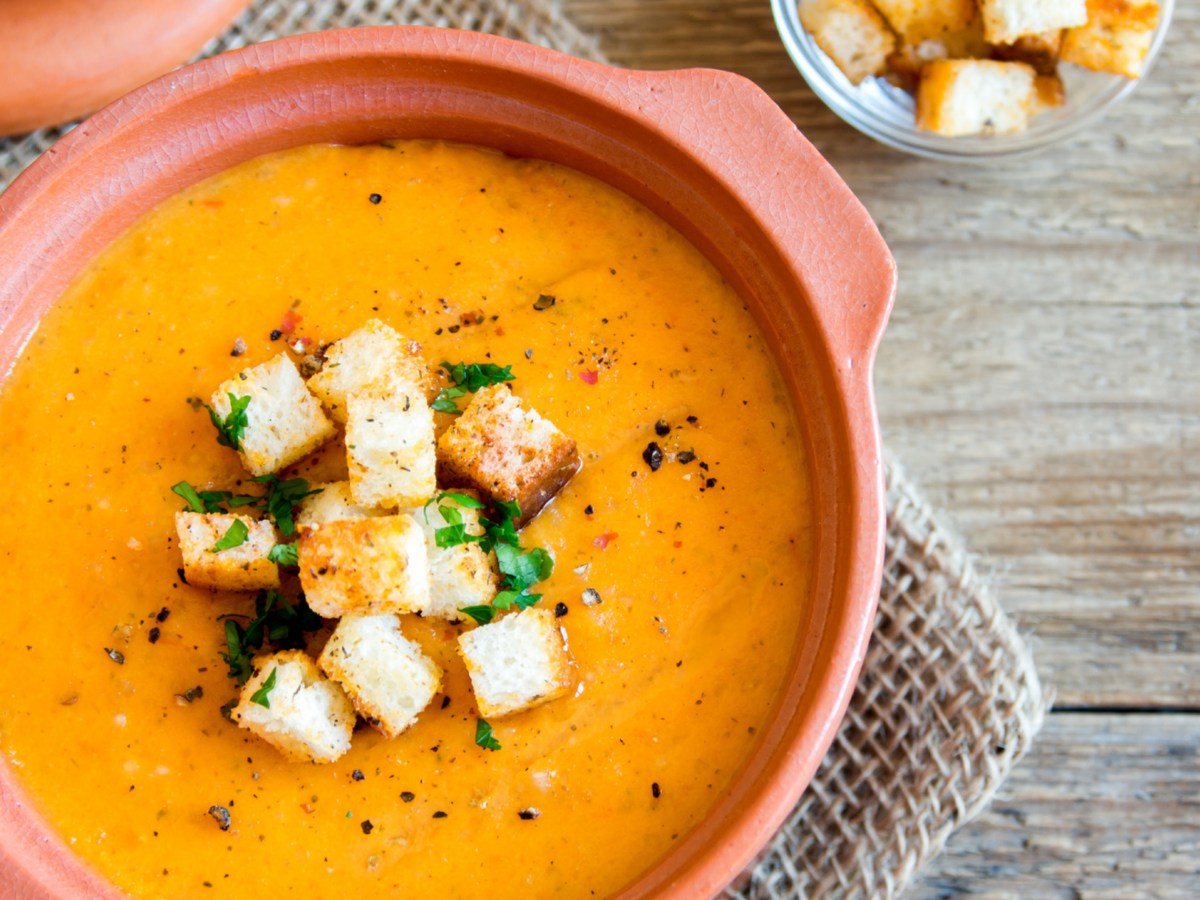 Tomatensuppe mit Croûtons.