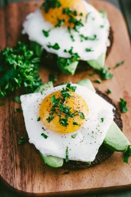 Vollkornbrot, Ei, Avocado