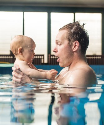 Zum Babyschwimmen lassen sich auch Papis gerne überreden.