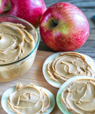 Apfel und Nussbutter machen satt und liefern wichtige Fette und Eiweiße.