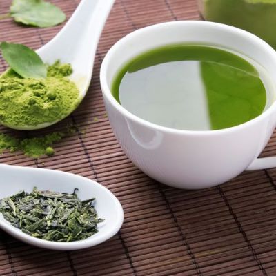 Das im grünen Tee enthaltene Catechin soll die Fettverbennung ankurbeln.