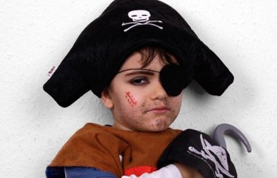 Einen düsteren Pirat für Karneval schminken