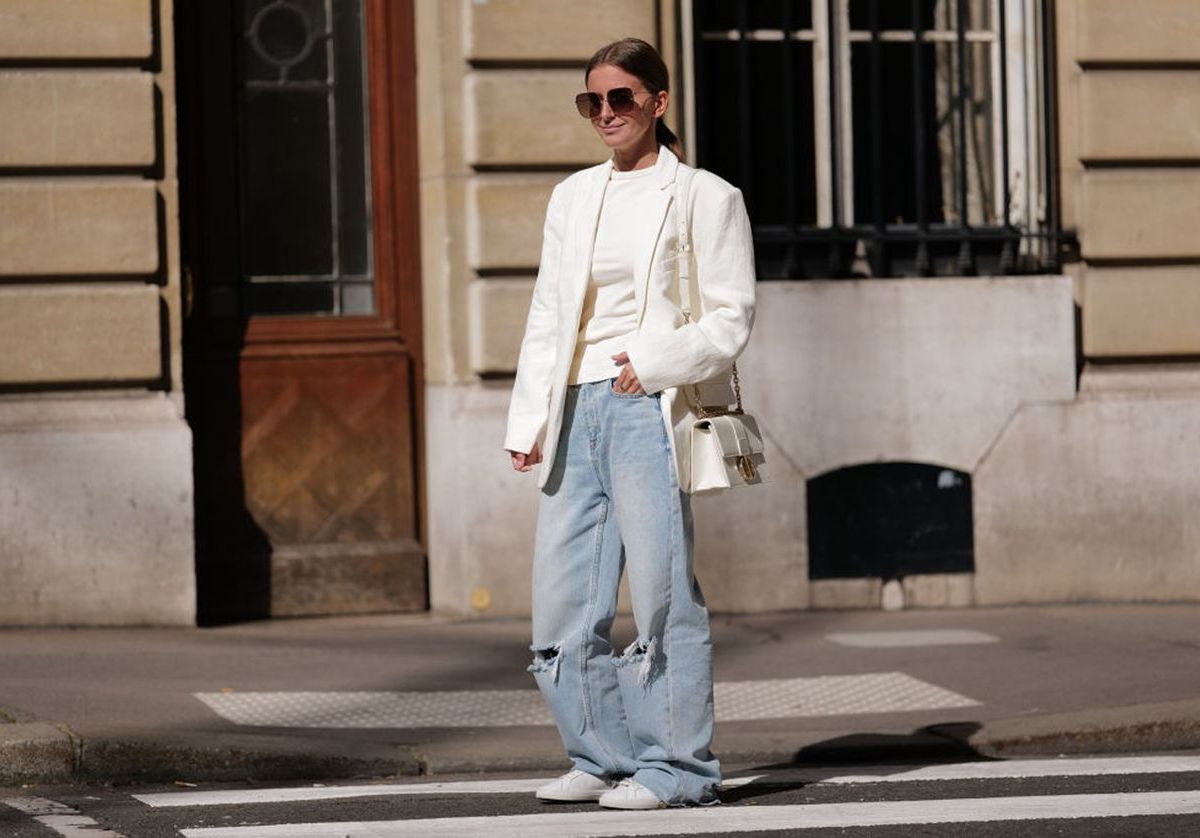 Frau mit Jeans und weißem Oberteil, Streetstyle-Fotografie
