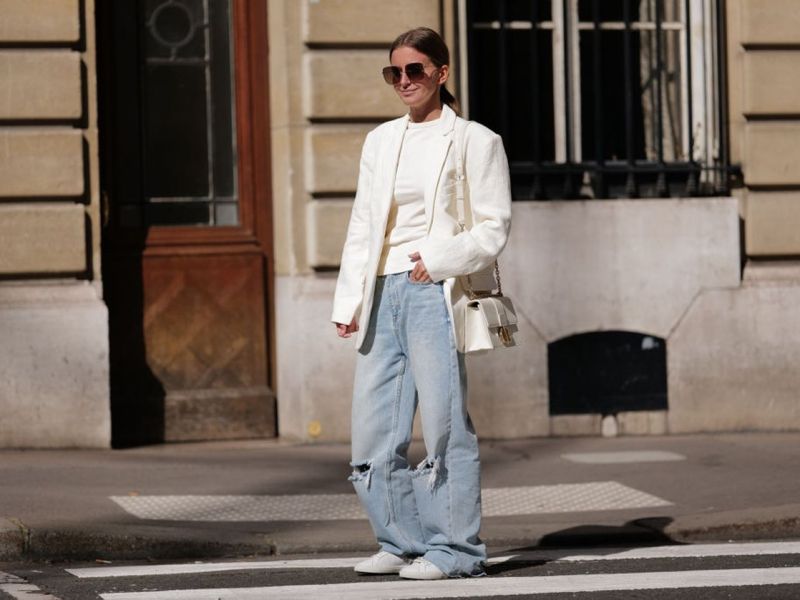 Frau mit Jeans und weißem Oberteil, Streetstyle-Fotografie