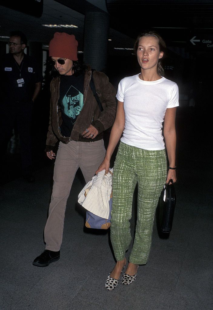 Modetrends der 90er: Kate Moss im weißen Shirt