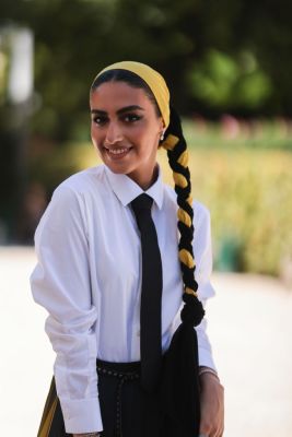 Influencerin Yara Alnamlah hat ihr Haarband in einen Zopf geflochten.