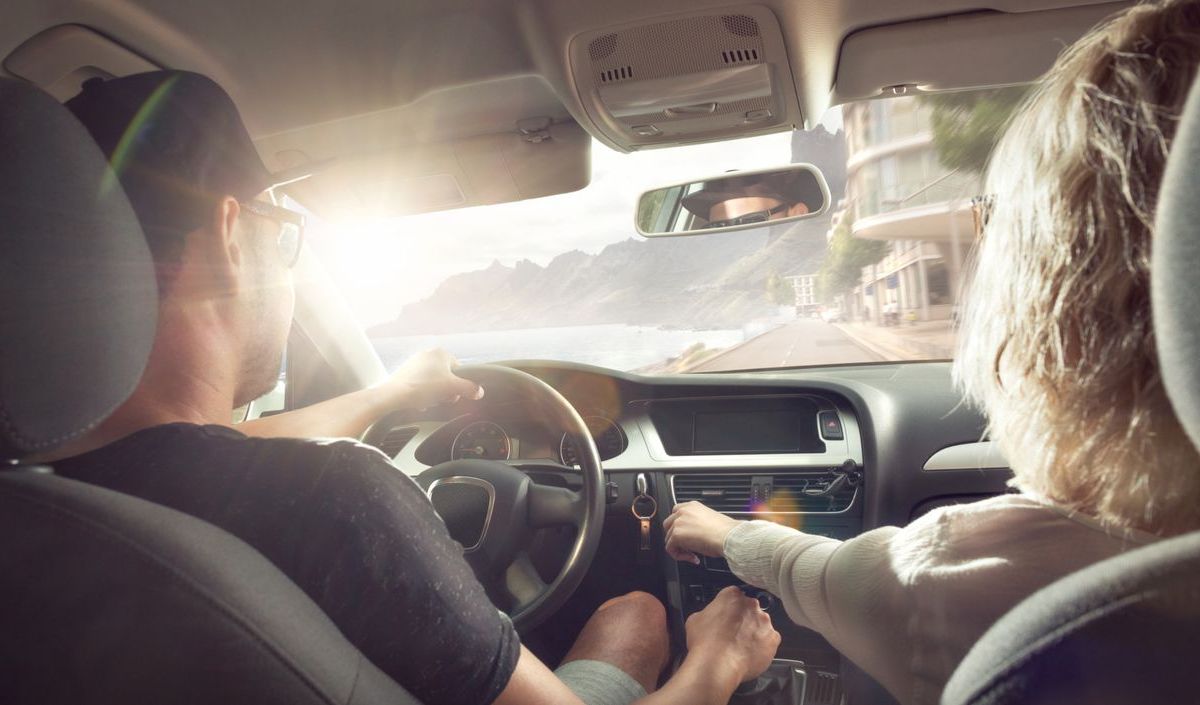 Fahrer und Beifahrerin im Auto