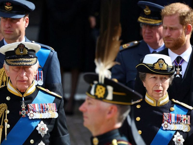 Prinz Harry, König Charles III. und Prinz Harry bei der Beerdigung von Queen Elizabeth II.