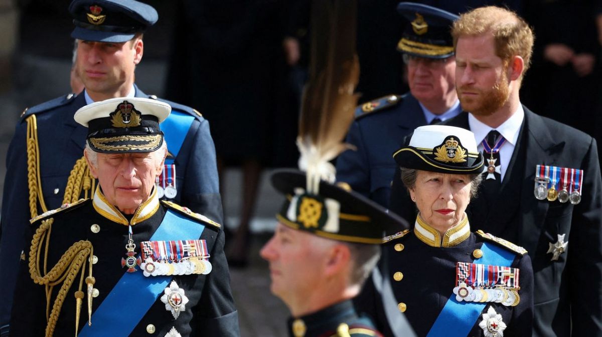 Prinz Harry, König Charles III. und Prinz Harry bei der Beerdigung von Queen Elizabeth II.