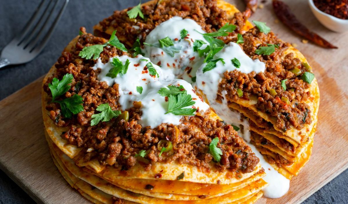 Eine Art t&uuml;rkische Lasagne mit Teigfladen, zwischen die Hackfleisch geschichtet wird