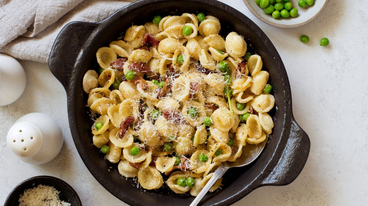 Schnelle Nudelpfanne mit Erbsen und Speck