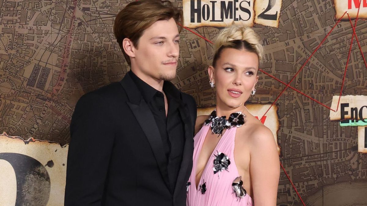 Millie Bobby Brown (19) und Jake Bongiovi (20) auf dem roten Teppich von Netflix-Film "Enola Holmes 2"