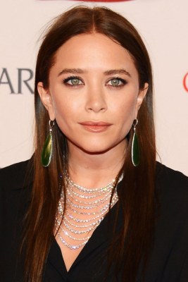 Der Mittelscheitel mit hinter das Ohr gelegten Haaren bringt Ruhe ins Gesicht und lenkt den Fokus bei Mary-Kate Olsen auf ihre wunderschönen Gesichtszüge.