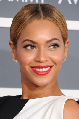 Glatt zurückgelegtes Haar und ein tiefer Knoten wie bei Beyoncé, setzen herzförmige Gesichter selbstbewusst in Szene.