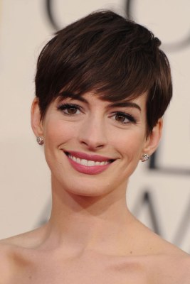 Die fransige Kurzhaarfrisur mit sanftem Pony von Anne Hathaway wirkt lässig-elegant und unterstreicht die feinen Konturen herzförmiger Gesichter.