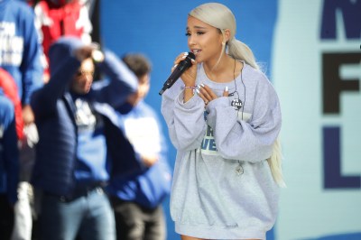 Ariana Grande mit Perücke