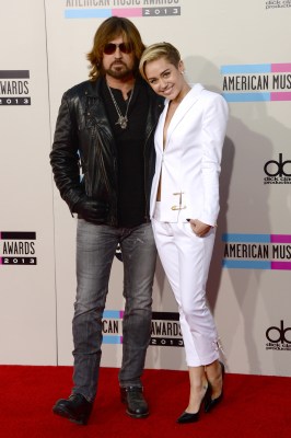 Stolze Eltern: Promis, die ihre LGBT-Kinder unterstützen Stolze Eltern: Promis, die ihre LGBT-Kinder unterstützen