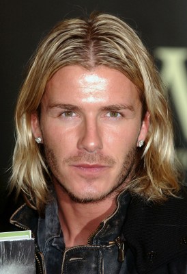 David Beckham mit langem, blonden Haar