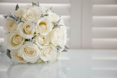 Weiße Rosen im Brautstrauß