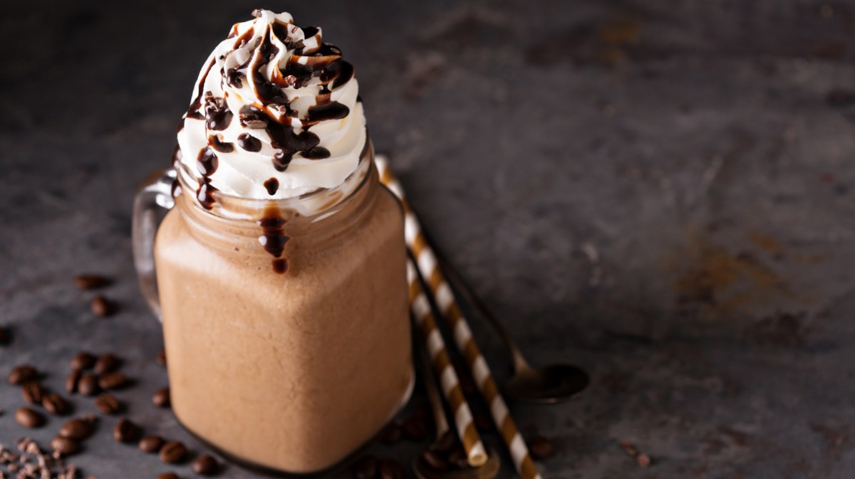 Frappuccino in einem Mason Jar Glas mit Sahne.