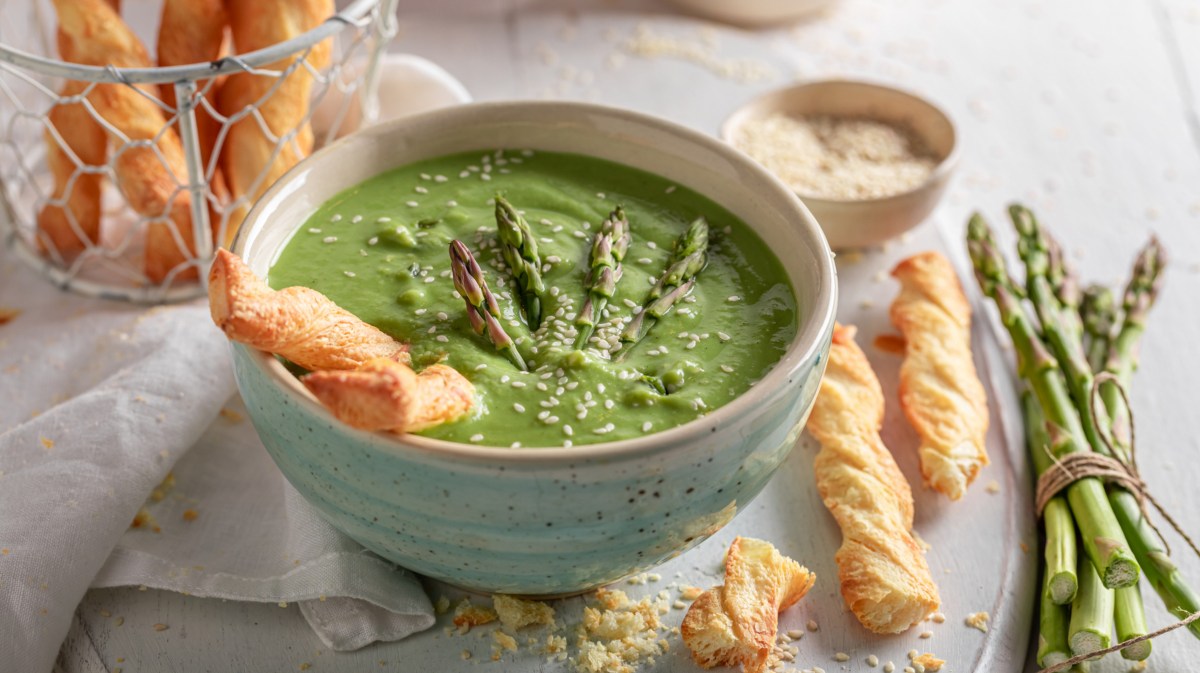 Grüne Spargelsuppe in grauer Schüssel.