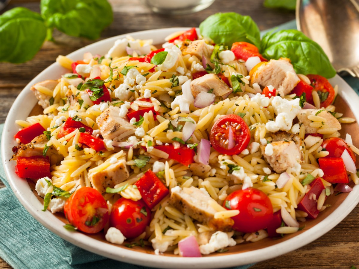 Leichter Orzo-Nudelsalat: Einfach, lecker und perfekt zum Grillen