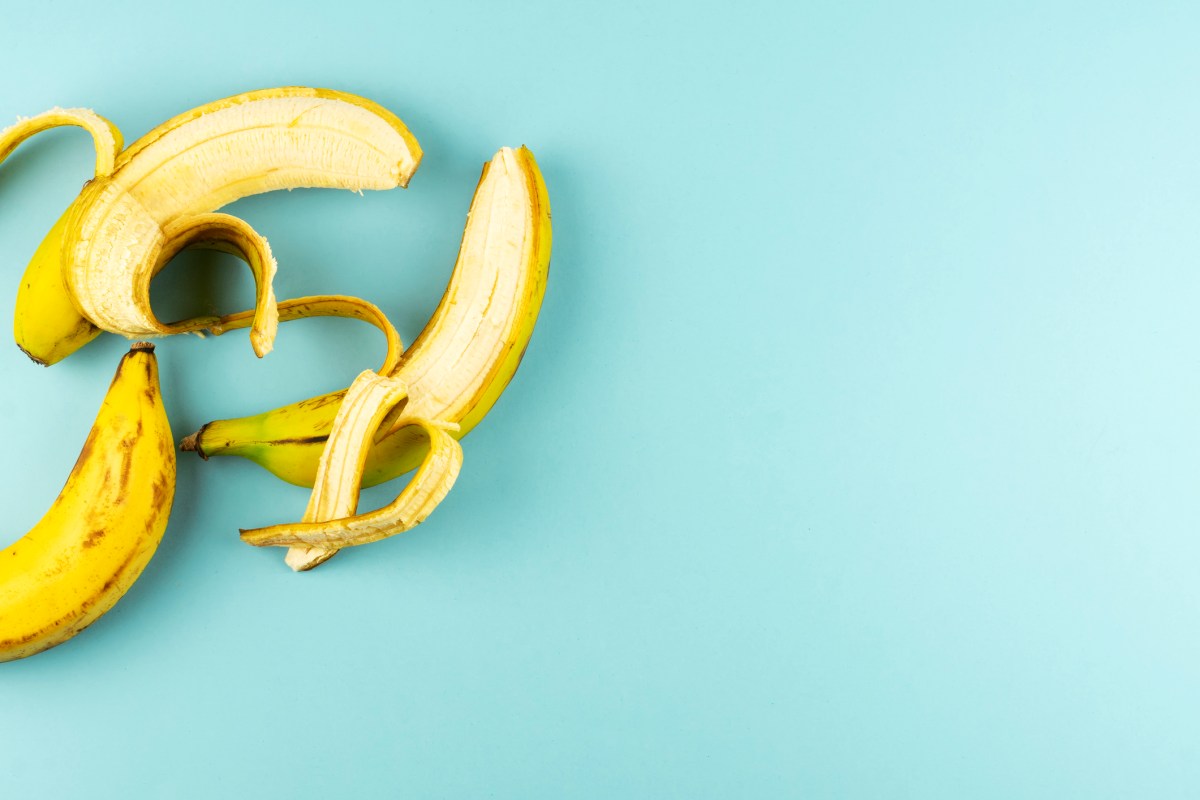 Halb geschälte Bananen