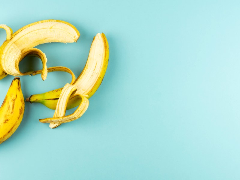 Halb geschälte Bananen