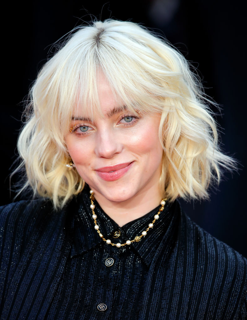 Billie Eilish mit hellblonder Bob-Frisur