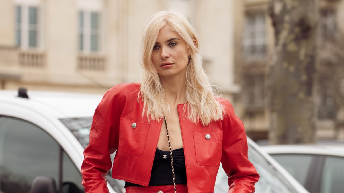 Influencerin Xenia Adonts in roter Cropped-Lederjacke.