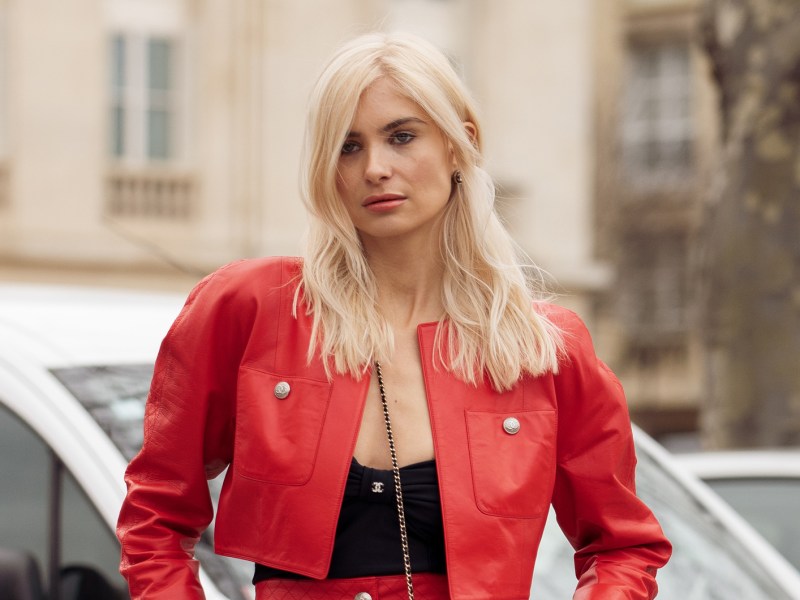 Influencerin Xenia Adonts in roter Cropped-Lederjacke.