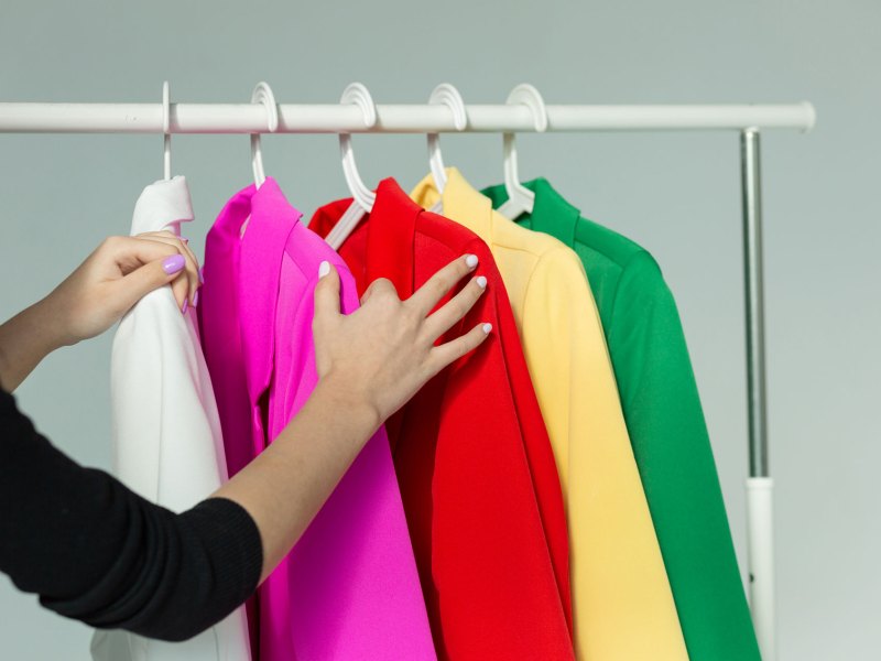 Kleiderbügel die falsch herum hängen