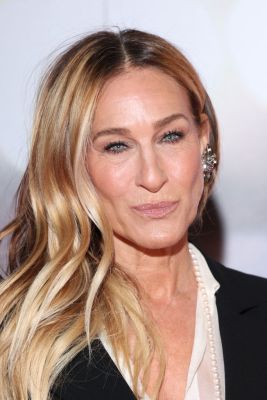 Der lässige Undone-Look von Sarah Jessica Parker bringt Volumen in die Seitenpartie und lässt längliche Gesichter optisch kürzer wirken.