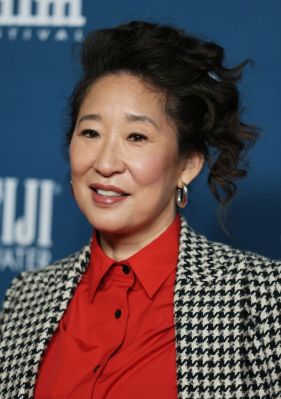 Die lockere Hochsteckfrisur von Sandra Oh bringt Fülle in die Seitenpartien und gleicht schmale, lange Gesichter wunderbar aus.
