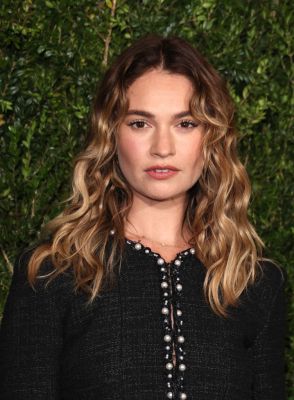 Locken ab Stirnhöhe sorgen für Schwung und lassen lange Gesichter harmonischer und ausbalancierter wirken.