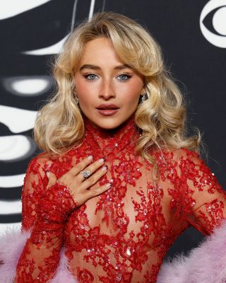 Voluminöse Locken und Butterfly Bangs sorgen für Fülle und schmeicheln herzförmigen Gesichtern perfekt.