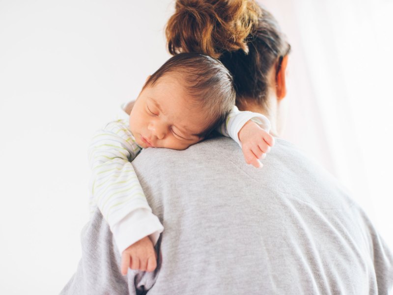 Frau mit Baby auf dem Arm