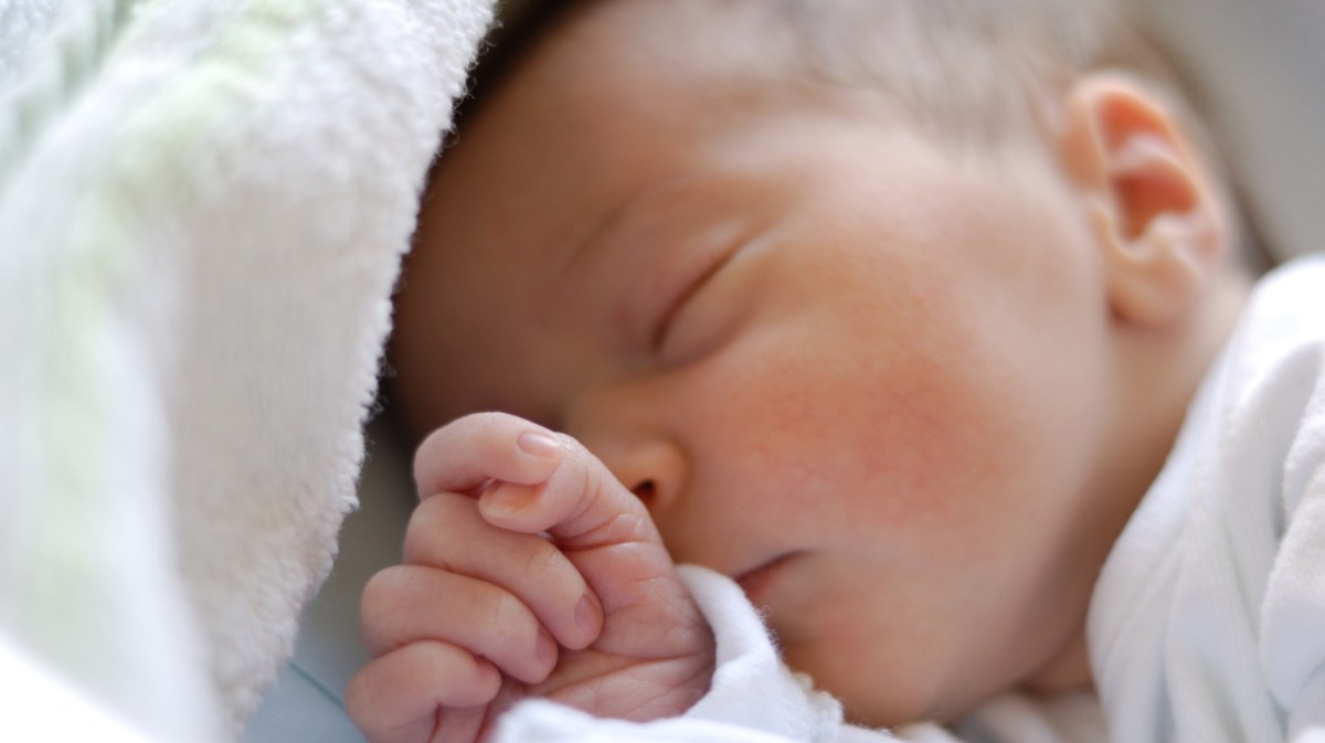 Schlafendes Neugeborenes