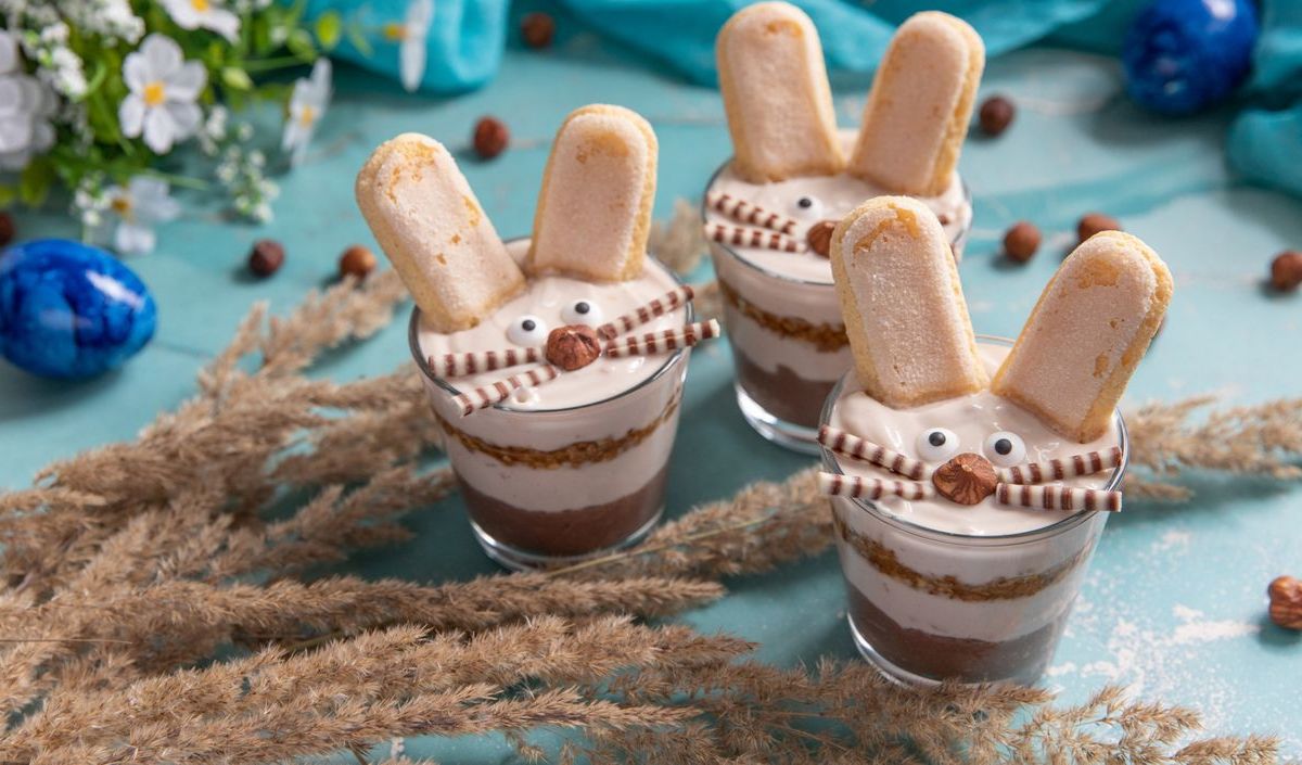 Tiramisu im Glas, mit Löffelbiskuit dekoriert, damit es wie Osterhase aussieht. 