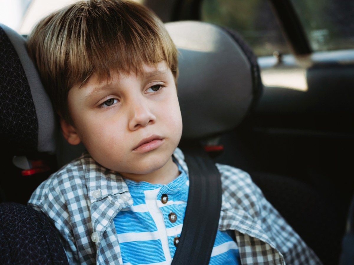 Viele Kinder vertragen langes Autofahren so gar nicht. Lies bei uns. warum das so ist und was man vorsorglich gegen Übelkeit und Erbrechen tun kann.