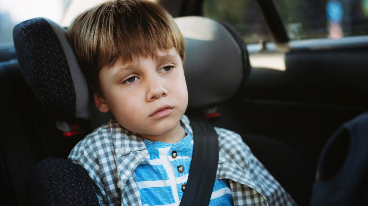 Viele Kinder vertragen langes Autofahren so gar nicht. Lies bei uns. warum das so ist und was man vorsorglich gegen Übelkeit und Erbrechen tun kann.