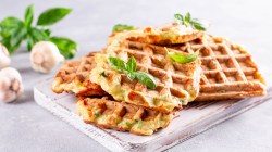 Vegane Gem&uuml;sewaffeln auf Teller mit Basilikum serviert
