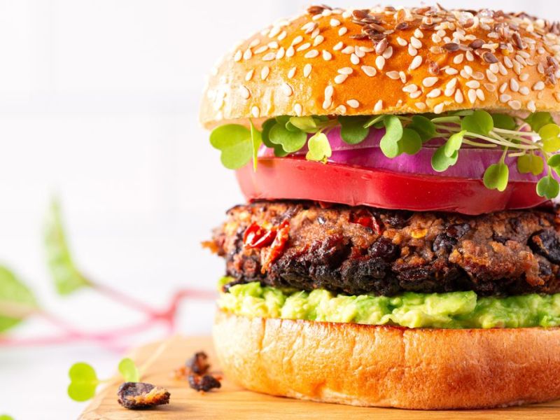 Vegetarischer Burger mit Kidneybohnen-Pattie und Guacamole.