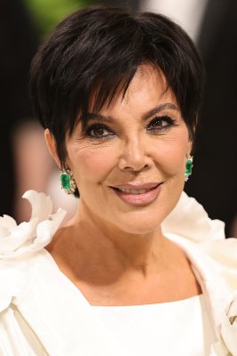 Der Pixie Cut ist pflegeleicht und wirkt jugendlich frisch. Kris Jenner trägt Pixie Cut