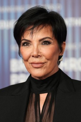 Kris Jenner trägt einen peppigen Pixie Cut. Kris Jenner trägt Pixie Cut