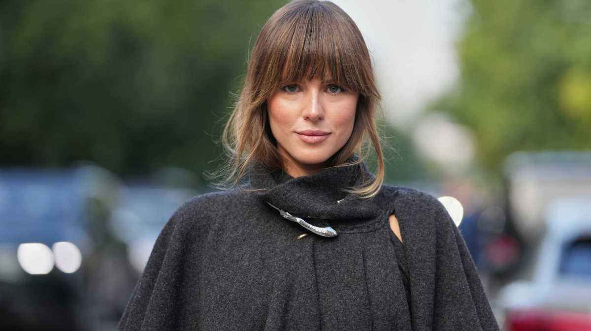 Frau mit geradem Pony