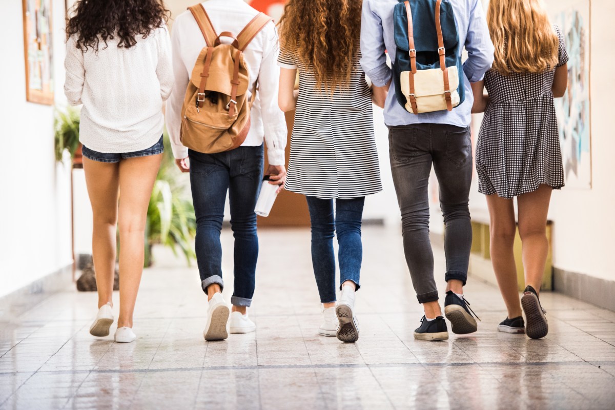 Ist die Kleiderordnung einer Schule bindend oder wie viel darf sie sich in die Kleidung ihrer Schülerinnen und Schüler einmischen?