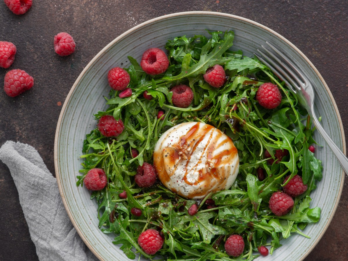 Rucola mit Himbeeren und Burrata