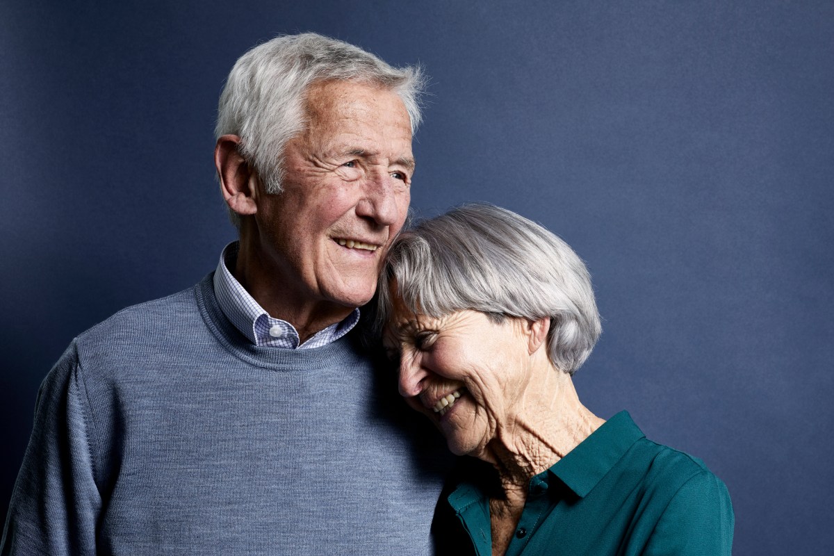 Altes Paar das glücklich aussieht